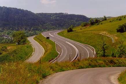 L'A74 dans la descente vers la Canourgue en direction du Nord, à hauteur de Saint-Saturnin sur Tartaronne