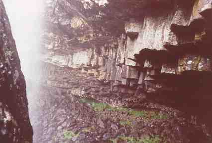 Sous la cascade, le basalte